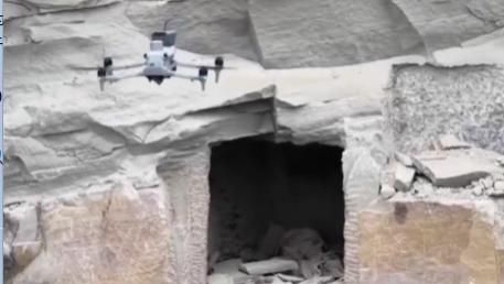 崖洞现干尸！重庆男子操控无人机探洞，称洞内有瓶罐衣物等生活痕迹