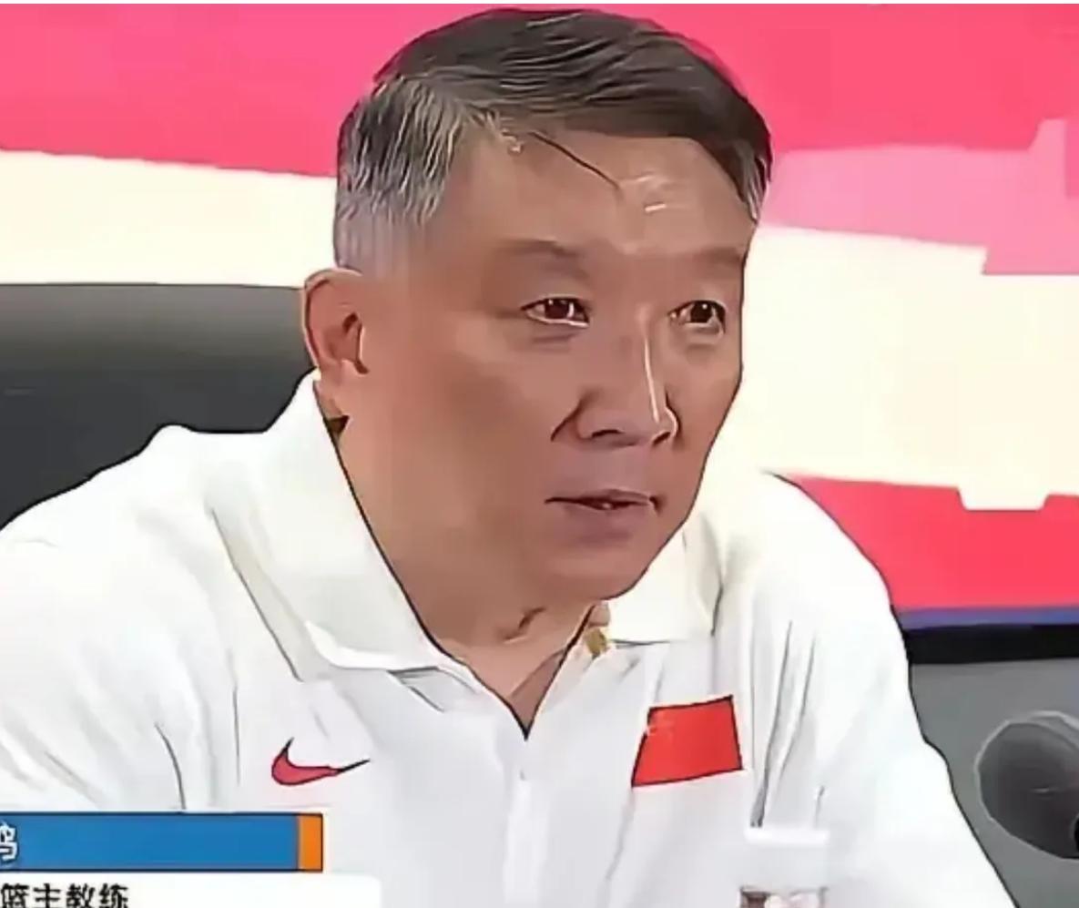 家人们谁懂啊！最近翻男篮旧账越翻越气——同样是带队伍，宫指导和大郑教练对年轻球员