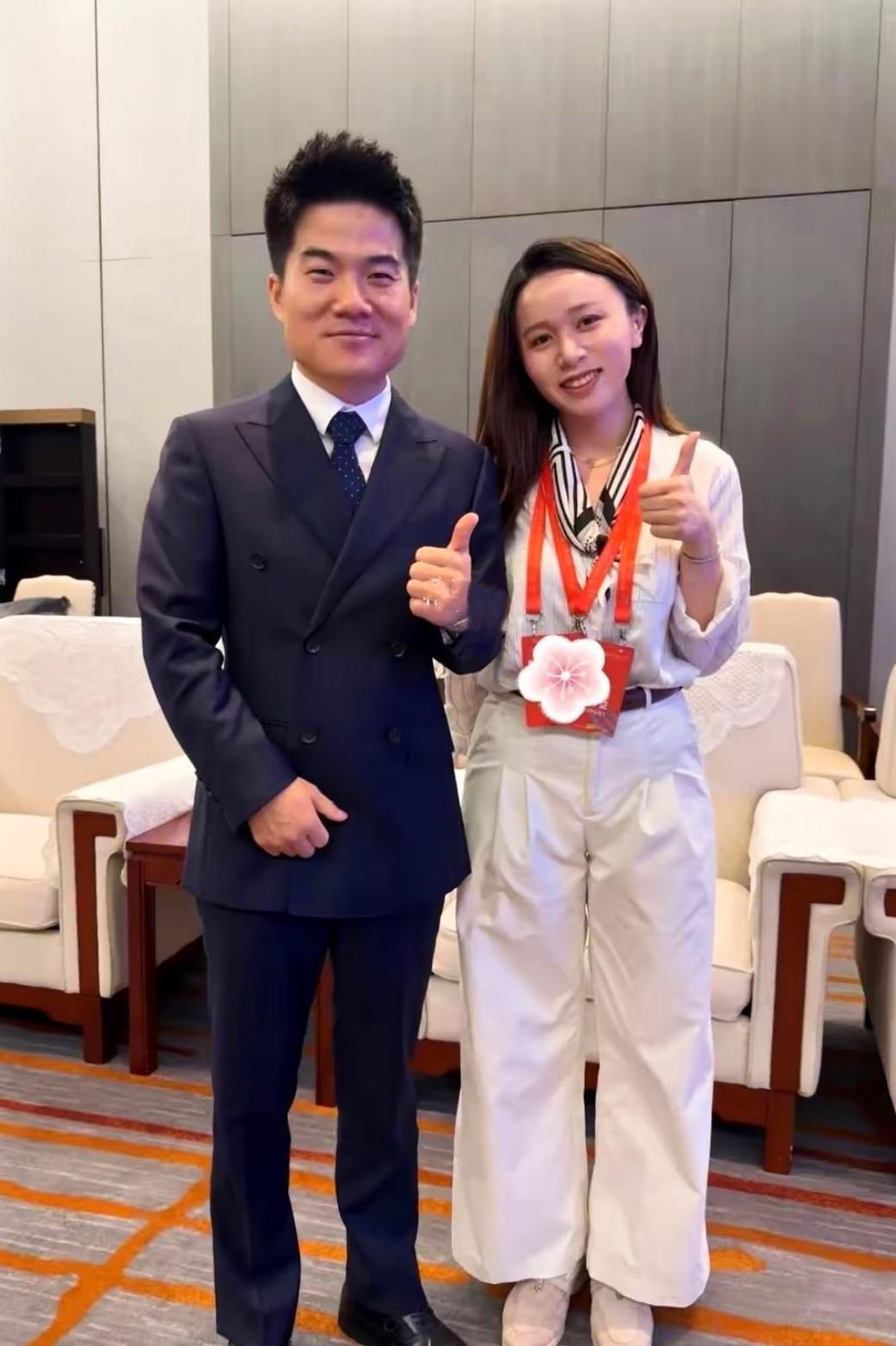 很多成年女性都喜欢董宇辉，甚至自诩为＂丈母娘＂，为什么会出现这种现象？
其实，成