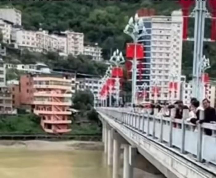 现在的年轻人为什么这么脆弱，经不起风吹浪打，动不动就自杀？
        近日