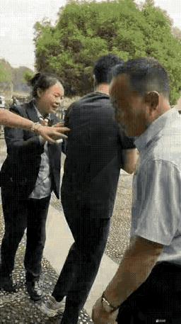 “这就是男女在智力上的区别！”男孩的头卡在栏杆里，四个女的在那研究了半天，还是没
