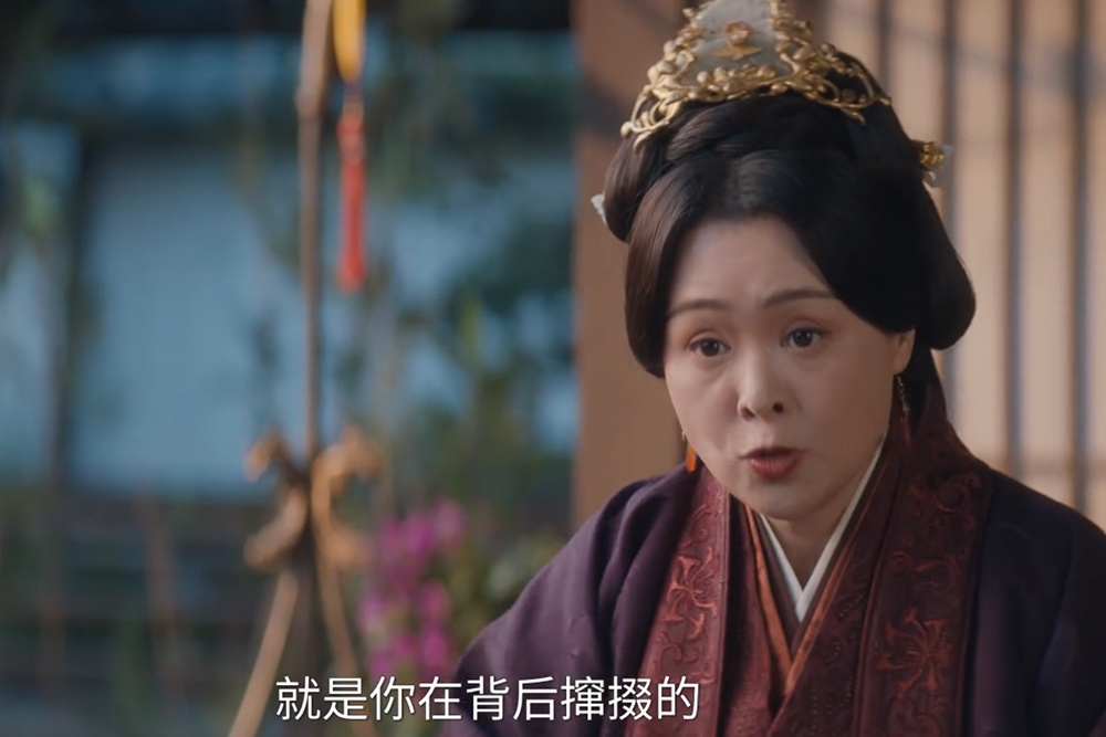 《折腰》魏劭的母亲朱夫人，就是那种天生具备恶婆婆潜质的女人。
 
魏劭娶了小乔，