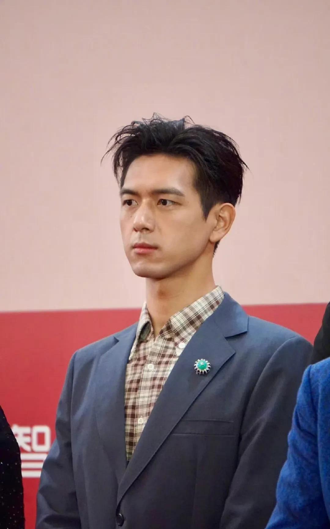 李现今日造型堪称男星西装穿搭界的亮点！以格纹衬衫作为西装内搭，巧妙打破传统正装的
