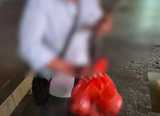 泪崩了！2025年6月30日发布，一女子夜晚下班，偶遇已故同学父亲，一头白发在路