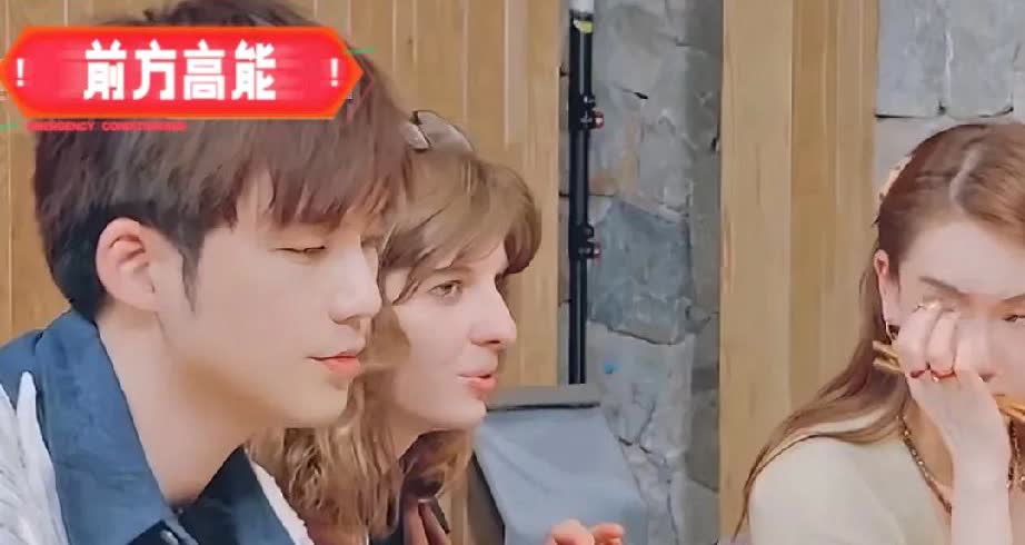 阿诺说董力有女同事借醉要睡在他房间

才喝一点酒就装作不行了，躺在床上不肯走