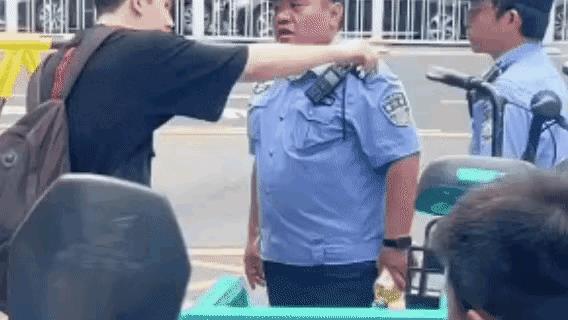 在天安门广场前，有一个外国人不排队想插队，当这位执勤民警霸气喊话要他不要插队，必