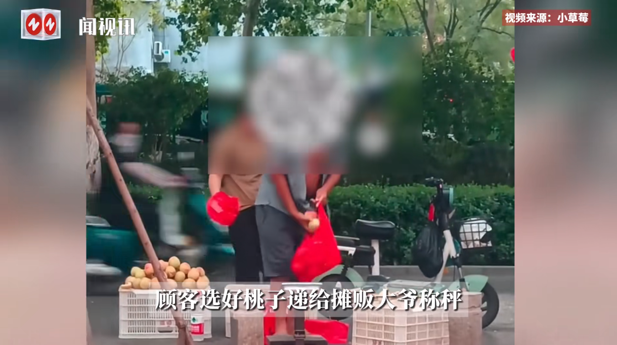 “这下后悔了吧！”8月2日，山东，一女子在路边挑选了几个桃子准备付钱，谁知摊主大