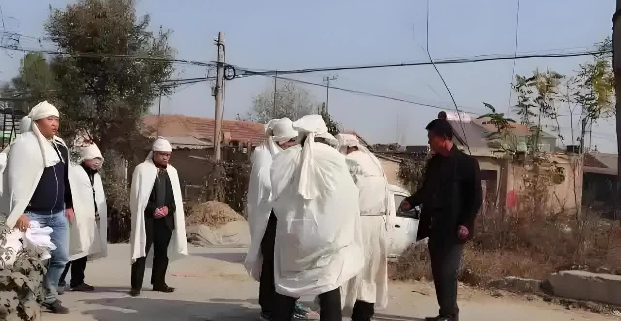 贵州三都，男子为妻子送葬，半路上，遭一辆越野车封路，男子一行人又往回走，却被5名