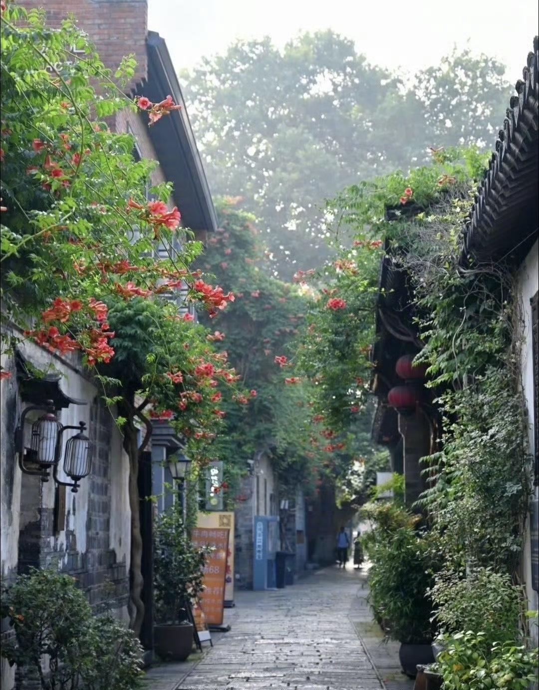 在岁月的进程里，他人其实是最不值一提的东西。所有的为他人，都是为自己的心魔。