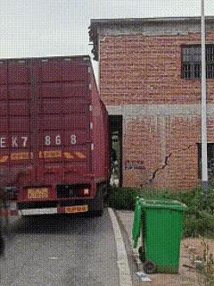 这是谁的责任？大货车司机的问题还是房屋距离马路太近了？如果你是保险公司该怎么定损