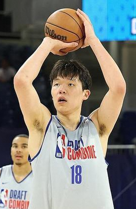 杨瀚森NBA试训亮眼，首轮被选几率大增，最佳去向湖人?