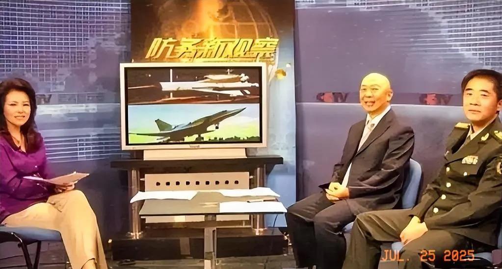 央视《防务新观察》栏目，主播方静（已故）和嘉宾杜文龙和宋心之在交流。
