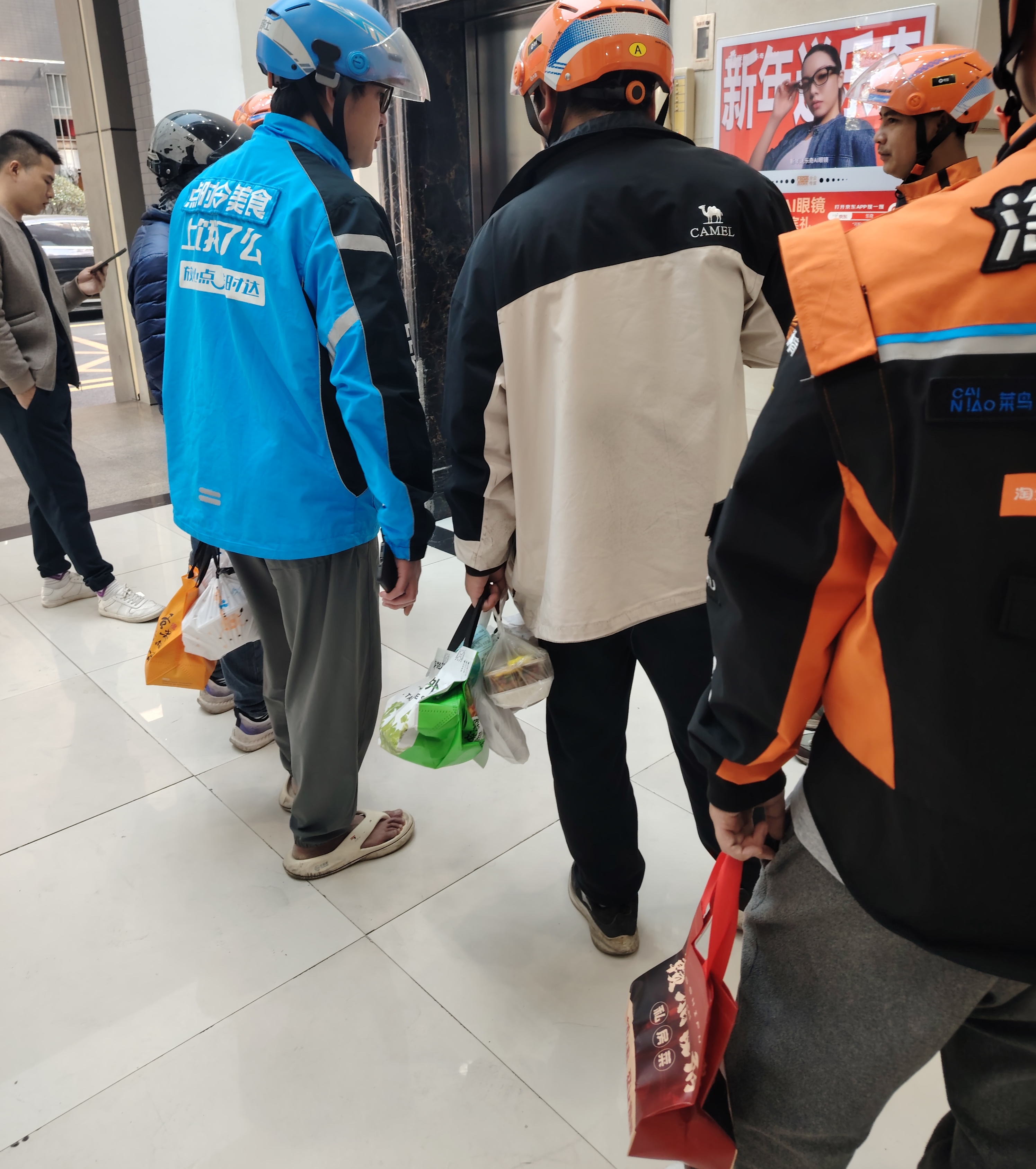 走进社会二十多年
干了很多种工作
感觉只有跑外卖不会勾心斗角
而且这个团队还很团