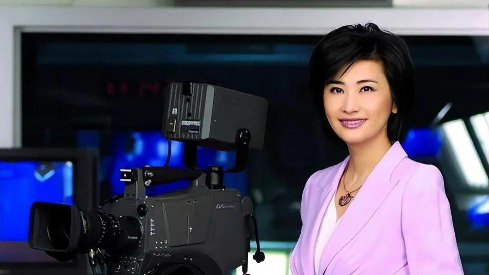 吴小莉现身福耀科技大学与曹德旺同行，57岁的她，显年轻气质优雅