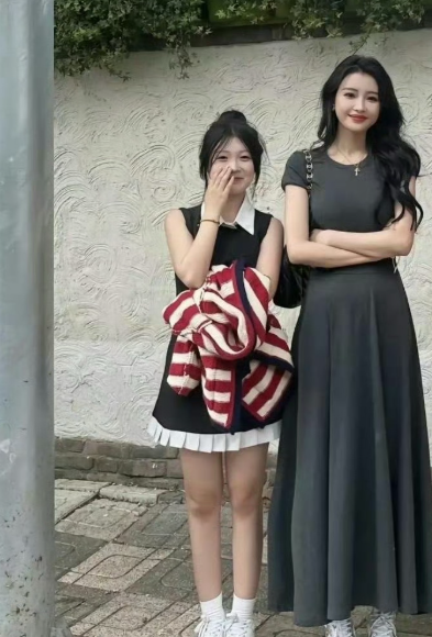 网友惊讶发现，原以为孙怡娇小，站人旁却显高挑 ​​​