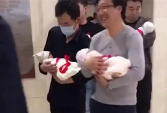 去年，我女儿冷不丁查出怀了四胞胎，这消息一传来，全家都惊得不知所措，连手中的筷子