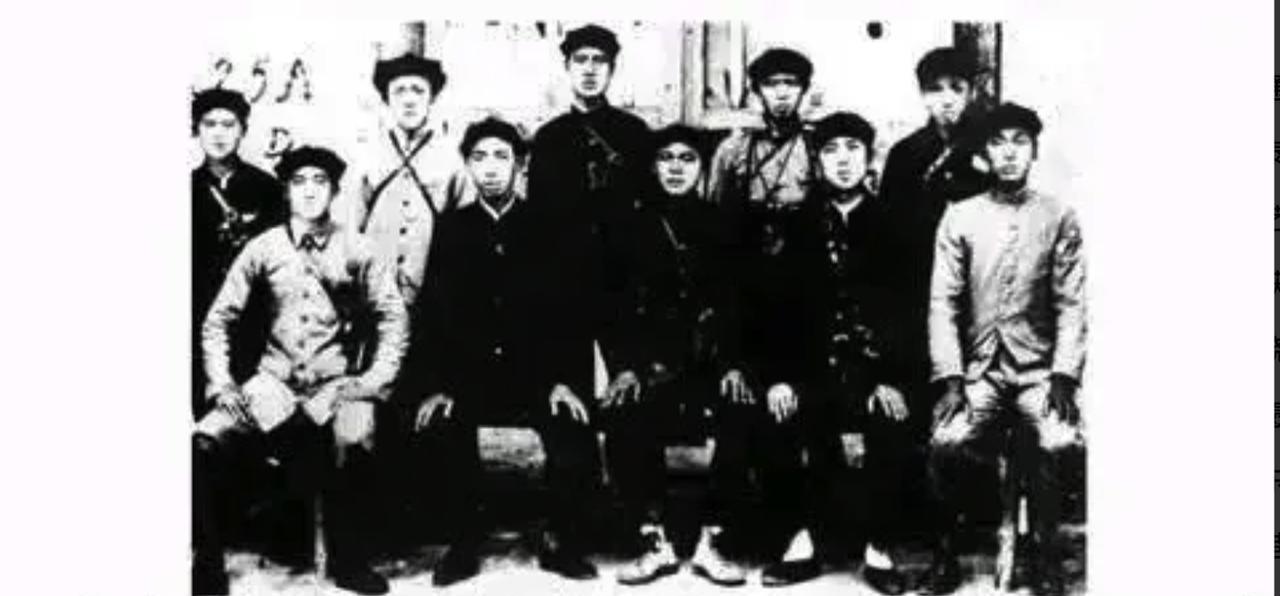 1941年，皖南事变中，赵凌波神秘失踪，一年后改名换姓参加新四军，不料却遇到了老