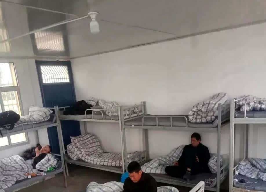 工地打工的宿舍环境，隐私简直是奢望。

就像广东那工地，一男子和媳妇住宿舍，