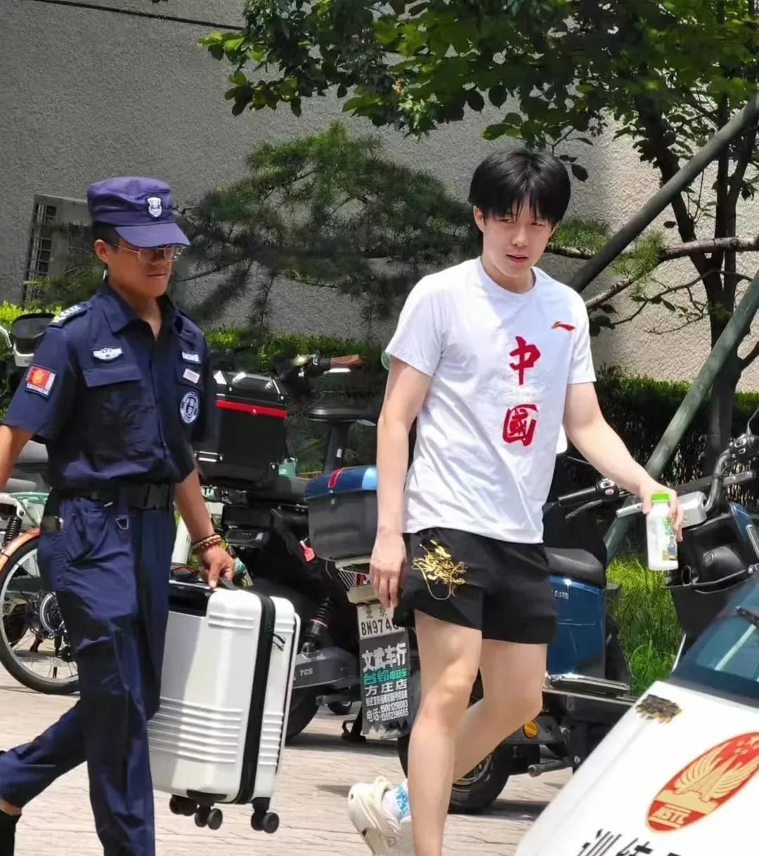 王大头是真忙，上午上训完，下训后就利用私人时间参加品牌方活动！
好在国乒队今天休