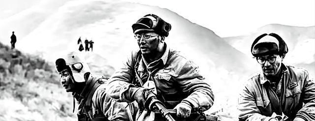 1952年，志愿军一哨兵站岗时偷偷溜走，全团急得找了一夜，次日他却抱着一堆罐头回