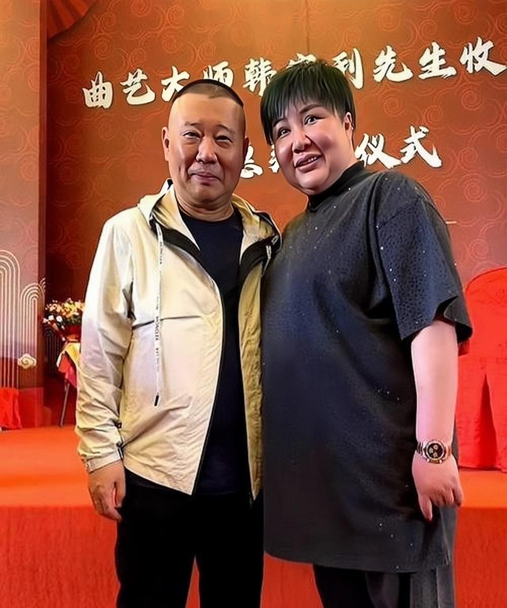 郭德纲与老婆王惠合影旧照，夫妻俩一起参加活动时的画面。
王惠是一位很有能力的女强