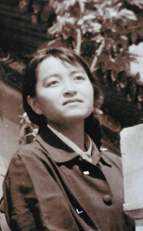 1995年，褚时健的女儿褚映群在洛阳被捕，数月后不幸身亡，噩耗传来，他悲痛欲绝，