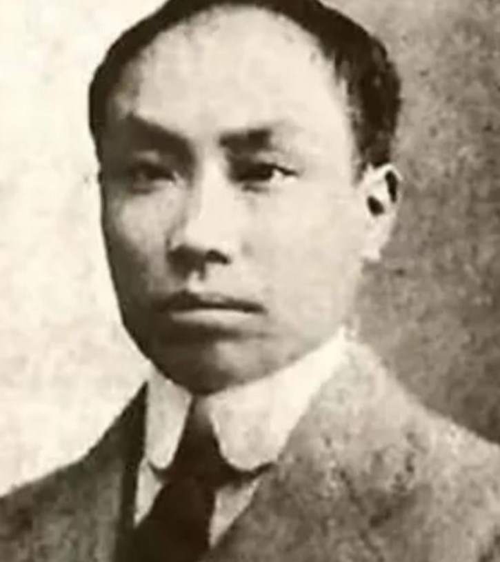 1953年，毛主席来到陈独秀的老家安庆视察。突然，毛主席问工作人员：“陈独秀家还