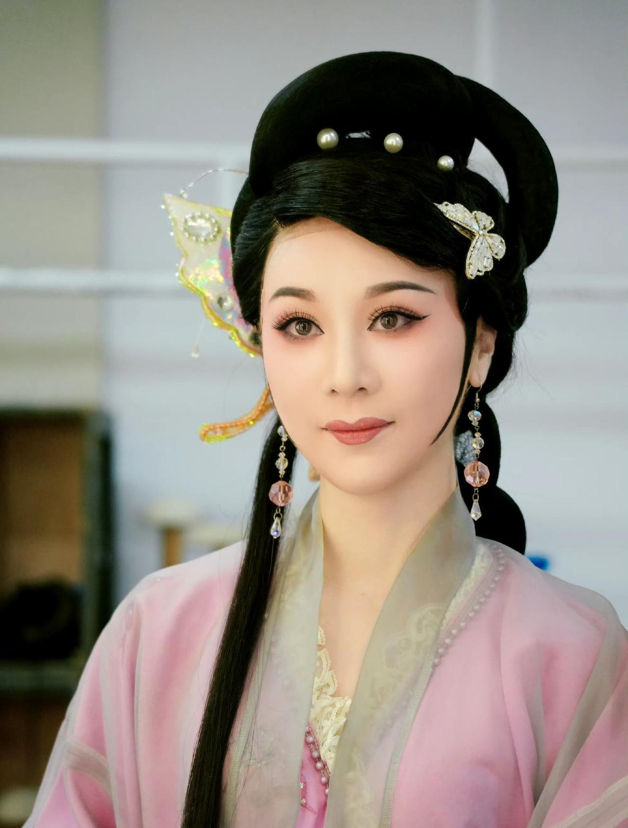 越剧花旦，浙江小百花有李云霄，上海越剧院有李旭丹。