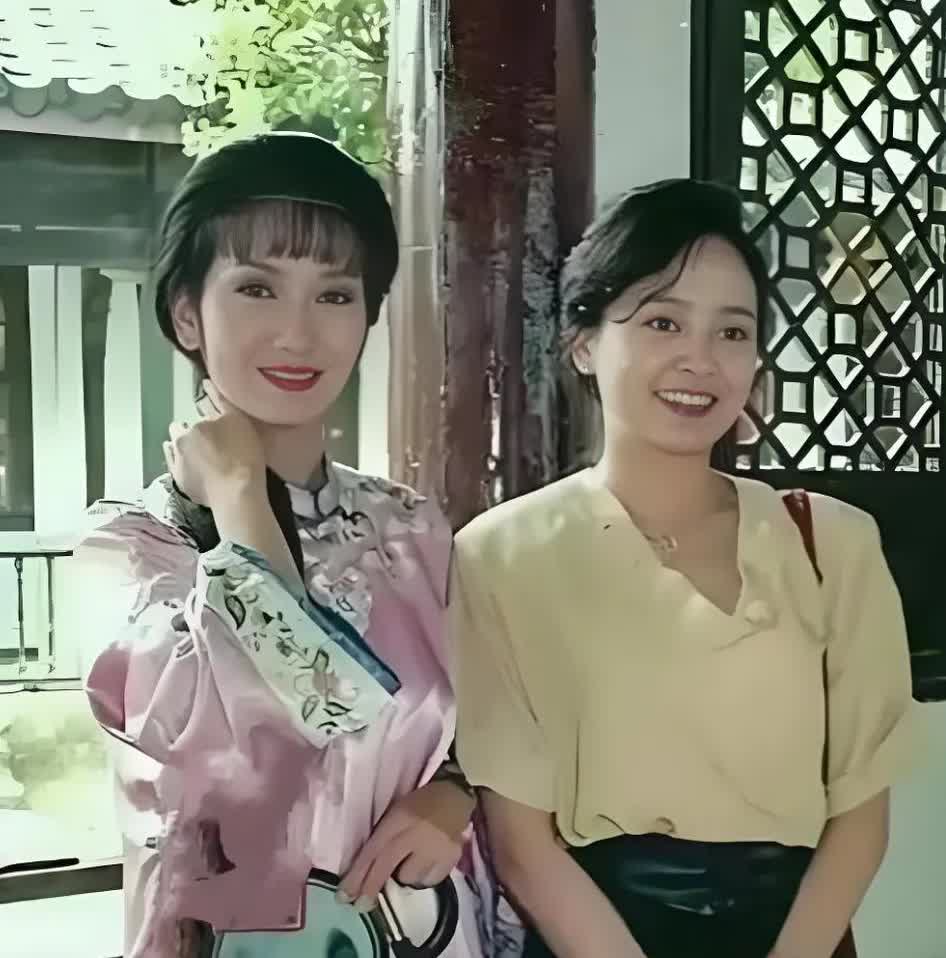 太意外了！张瑜居然和赵雅芝同框合影过，一个是内地的女演员，一个是香港的女明星，在