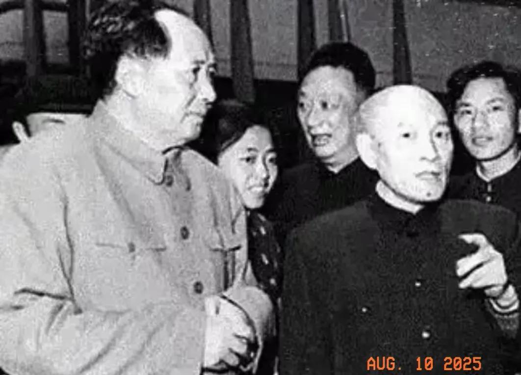 黑白老照片分享。
难得一见的老照片，画面中毛主席身边的这位老同志，是党的“一大”