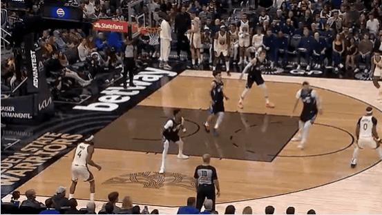 库里借掩护坚决出手三分再命中，个人已砍下31分3篮板1助攻