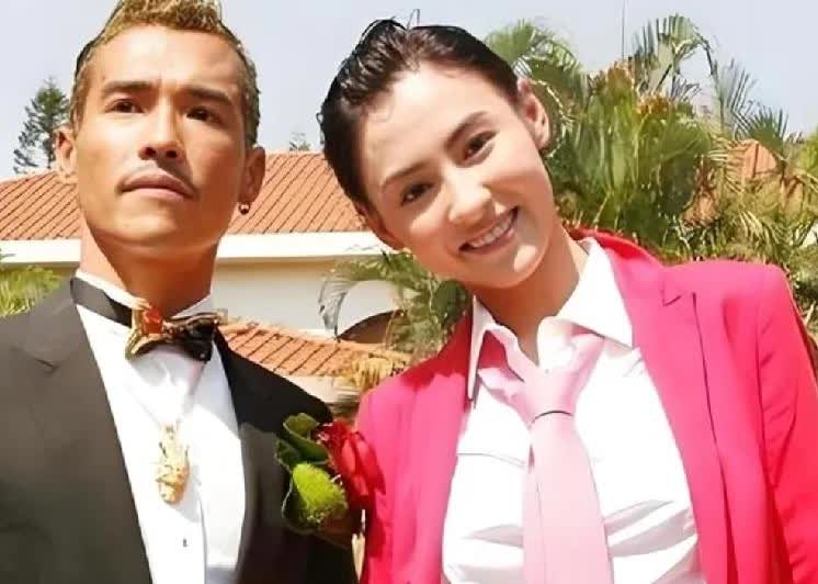 笑死！看看张柏芝的亲弟... 姐是神颜爱豆，弟长得像她保镖？！🤣 同一个爸妈生