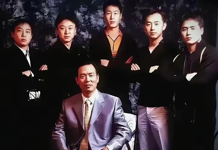 孔令辉比赛中途掏香蕉啃的画面，当年谁没笑喷过？这哥们儿打球帅，补充体力也这么接地
