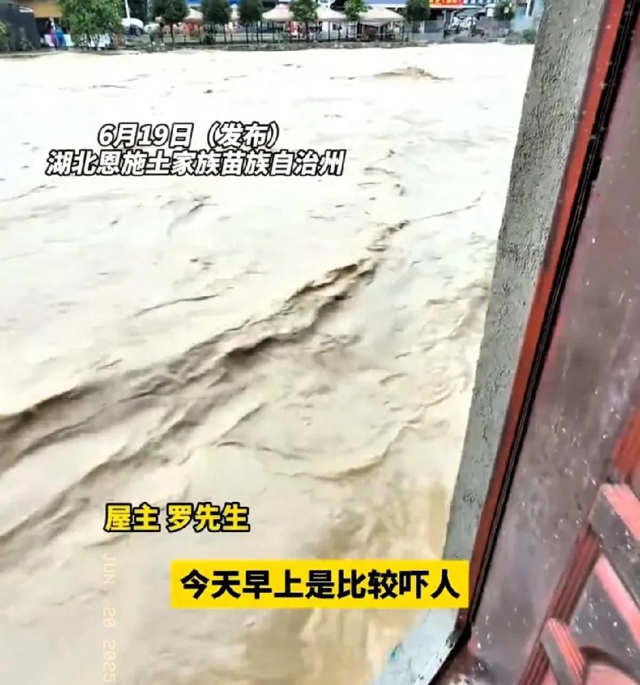 有网友表示：这心理素质强大呀！就不怕，一觉醒来，人睡在床上，河里全景漂流啊！还有