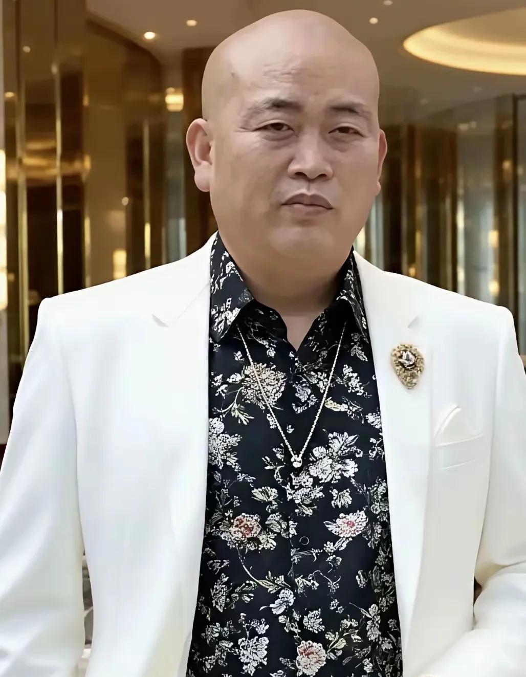 这身打扮，真像八九十年代的暴发户！大师衣品这么差的吗？袈裟倒是会挑，一件云锦袈裟