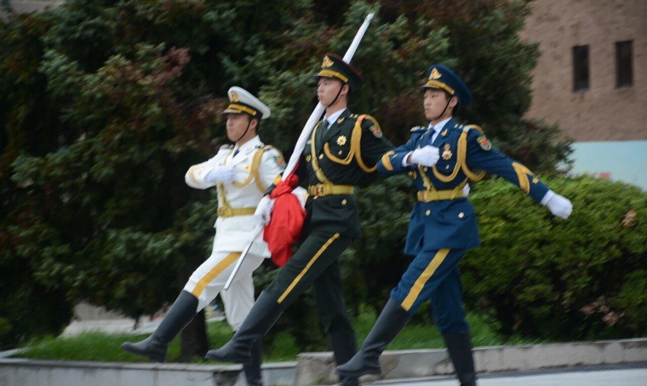 1、9月3日早上，2025级学生军训旅于四大发明广场举行升旗仪式。
2、2025