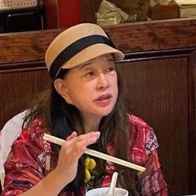 刘晓庆这一摔真的摔出了毛病来，这个毛病不是说身体上的，恰恰是精神上的，毕竟75岁