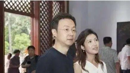 著名主持人刚强向春妮求婚，春妮说：“结婚可以，但我要丁克，我不会给你生孩子的。”