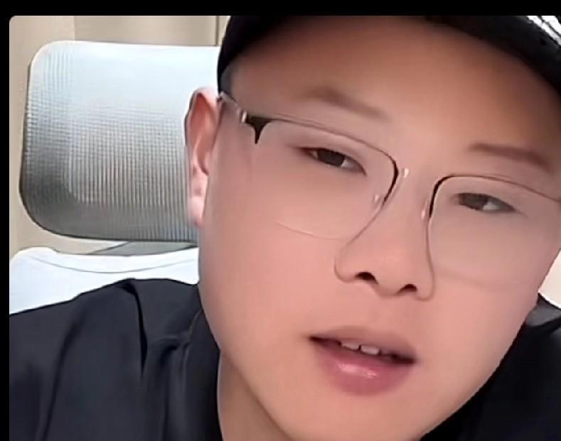 致远老师道明原由！
致远老师对王楚钦的发球做出评价：王楚钦发球不仅是两跳而且旋转