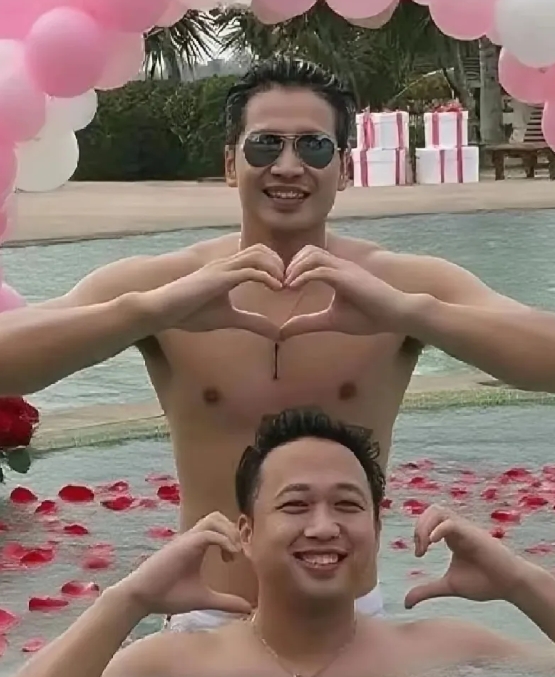 终于明白了
为什么何晟铭蹭热度于正不声不响了
不是因为何晟铭是他的白月光，而是因