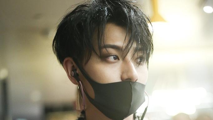 黄子韬「爱回归」快手宠粉 直播互动送签名周边