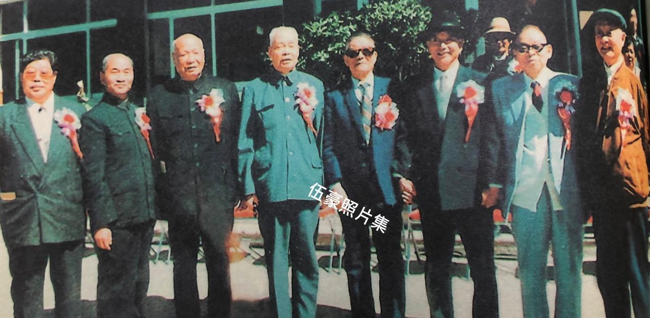 1995年9月1日，范明（左三）与西藏自治区原领导合影，左四起郗晋武（西藏自治区