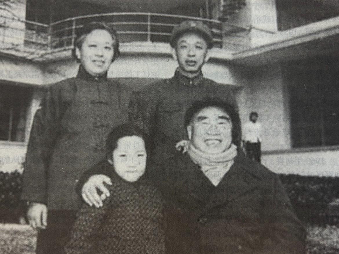 1966年，王必成夫妇（后排）与朱德（前排右一）合影#新锐创作者成长计划#