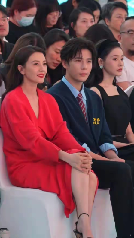 高圆圆旁边小鲜肉是谁？非常有气质
