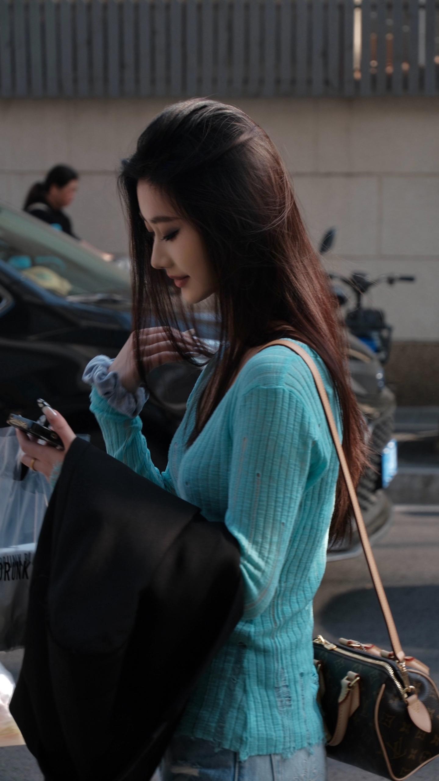 其实很多时候拍的是一种感觉，比如图二小姐姐低头的那一瞬间，我就觉得有一种刘亦菲的