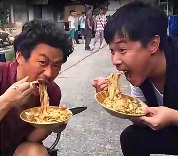 2004年，王宝强跑龙套时认识陈思诚，两人一起吃了顿20块钱的饭，王宝强当时没钱