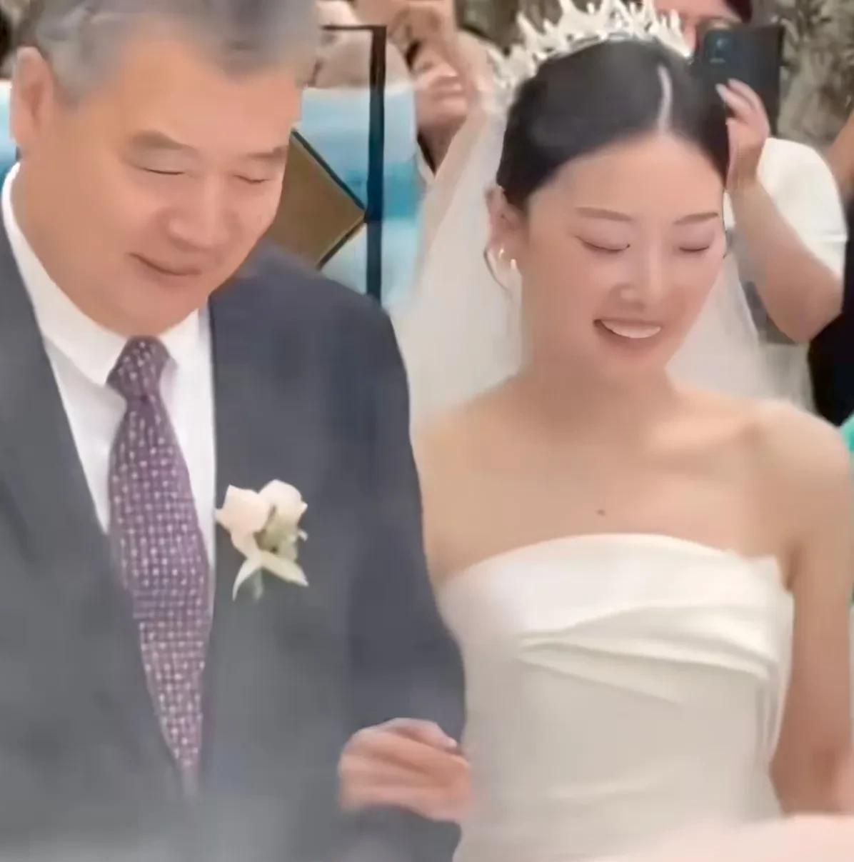 李隼女儿大婚，多位国乒现身，也算是群星闪耀了！
一眼认出的就是王楠，手上戴着钻戒