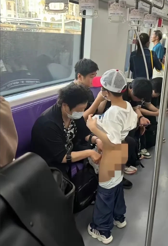 上海地铁内，因为孙子尿急，奶奶用塑料袋为孙子接尿的一幕被网友拍照发到网络上，并配