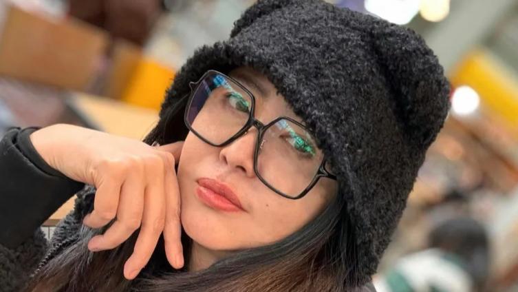 王祖贤晒自拍照，长发黑框眼镜状态佳，出席讲座自曝曾患忧郁症！