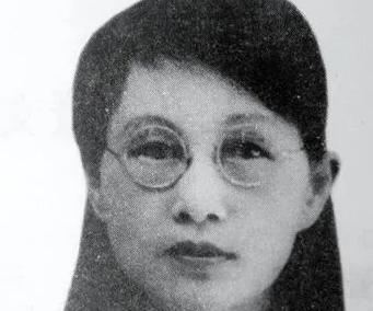 1909年，16岁的白薇与婆婆吵嘴，丈夫居然抡起凳子砸在她背上，婆婆见她倒下，扑